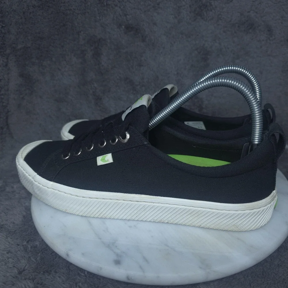 Cariuma Shoes Mens Size 8 Black Low Top Casual Comfort Sneakers 100103B01M